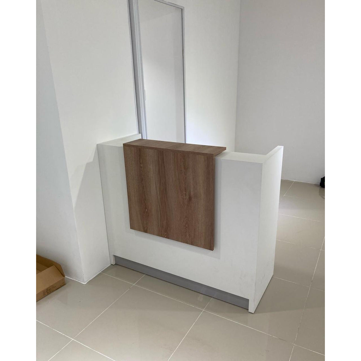 Mesón De Recepción Cerrado Con Mueble De Apoyo 136x46x112cm